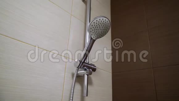 带雨头和手持淋浴的豪华全瓷砖淋浴视频的预览图