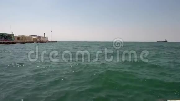 在希腊NeosMarmarasHalkidiki地区的绿松石海中的帆船的鸟瞰图用无人驾驶飞机前进视频的预览图