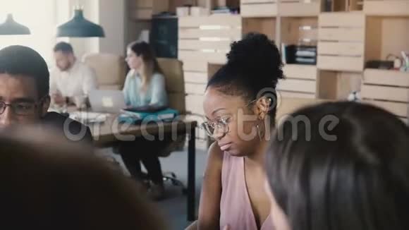 非洲裔美国女商人出席办公室会议多民族健康办公室戴眼镜的女队经理视频的预览图