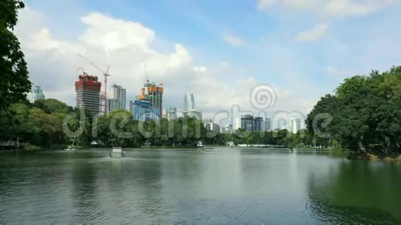 泰国曼谷兰皮尼公园一个湖的时间推移视频的预览图
