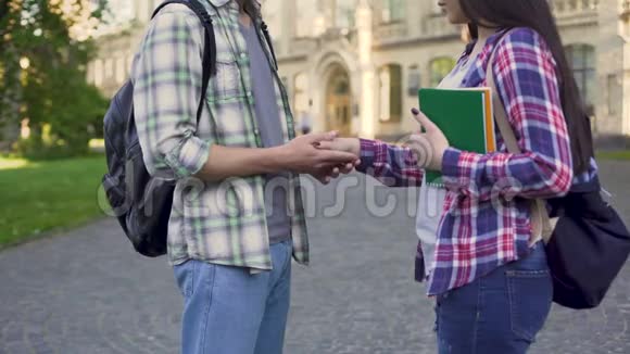 男朋友抚摸和亲吻女朋友的手爱的一对学生视频的预览图