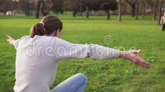 儿子在春天的公园里妈妈张开双臂拥抱她视频的预览图