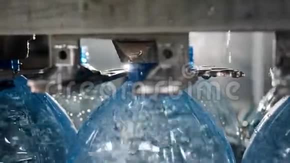 塑料容器厂塑料瓶自动灌装机视频的预览图