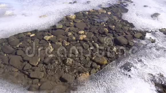 冰封的山河清澈的水视频的预览图
