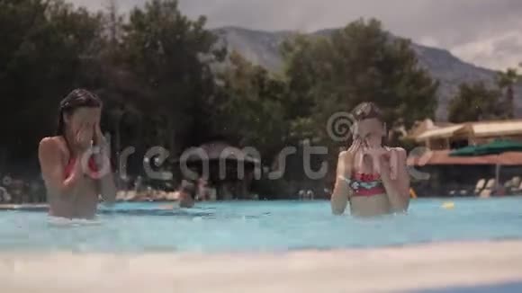 快乐的小女孩在泳池里嬉戏视频的预览图