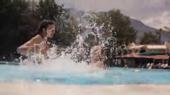快乐的小女孩在泳池里嬉戏视频的预览图