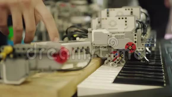 手指按按键机器人弹钢琴AI概念视频的预览图