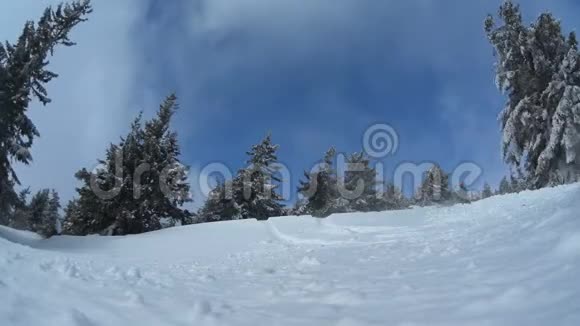 滑雪者开车下山跳跃视频的预览图