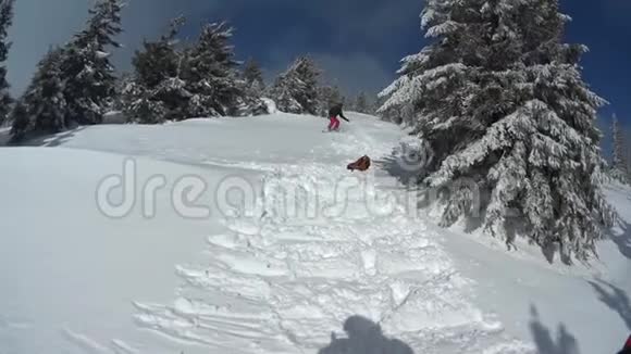 极限运动滑雪者在跳跃后摔倒视频的预览图
