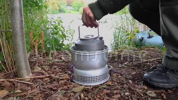 在户外营地的一段录像中在滚刀上用水壶烧开水视频的预览图