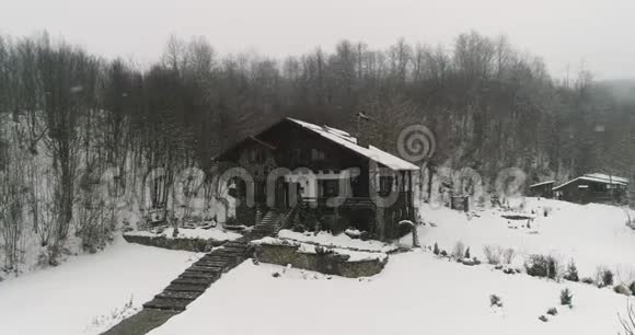 冬天的天气房子在山上的树林里4K超高清视频的预览图