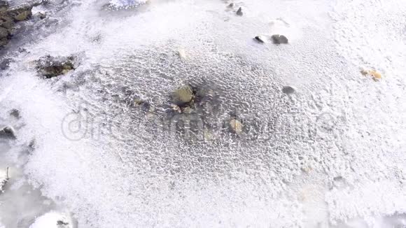 冰封的山河清澈的水视频的预览图