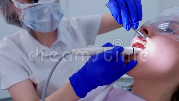病人妇女在牙科超声洁牙程序特写视频的预览图