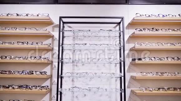 商店里的太阳镜商店货架上的一组框架视频的预览图