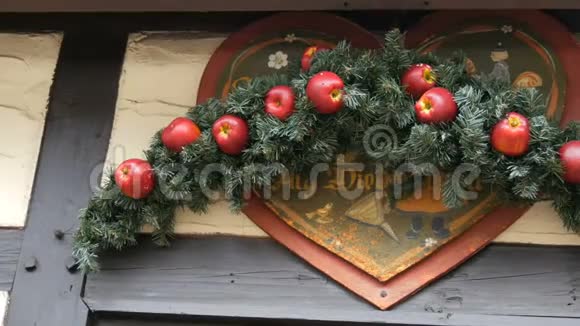 德国圣诞市场商店门口放着红苹果的圣诞枞树花圈上面刻着视频的预览图