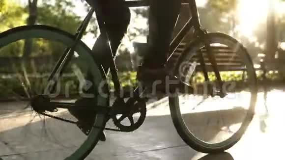 男性无脸双腿在铺好的道路上骑自行车行走近距离侧视活跃的生活方式男孩子和黑人一起视频的预览图
