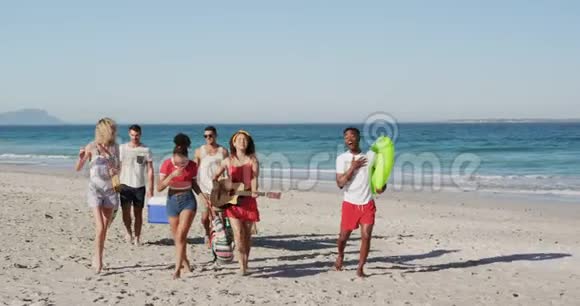 年轻的成年朋友在度假时沿着海滩散步视频的预览图