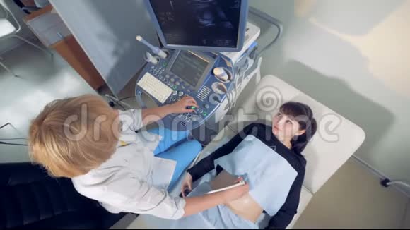 一位孕妇与一位女性妇科医生进行了超声波检查视频的预览图
