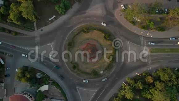 4k环形车的道路鸟瞰图视频的预览图