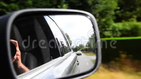 汽车镜面的足迹速度的概念视频的预览图