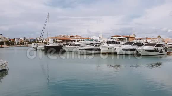 塞浦路斯利马索尔码头日景与游艇视频的预览图