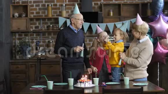 一家人在男孩生日聚会上吹喇叭视频的预览图