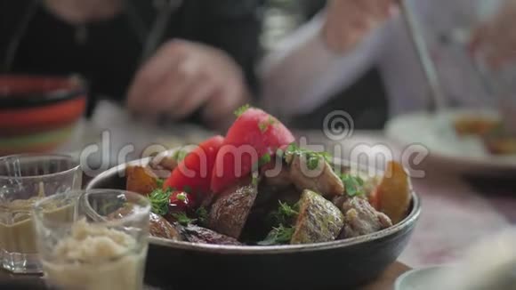 热菜在餐厅桌上厄运从盘子里视频的预览图