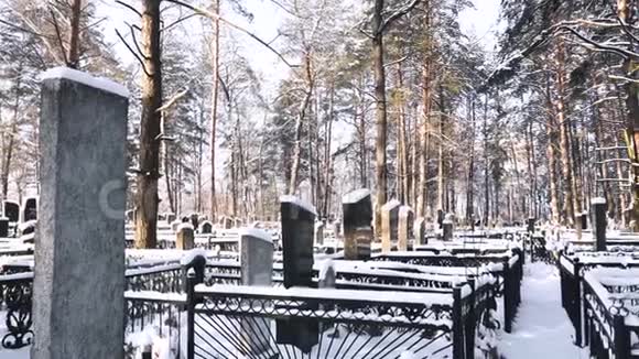 在白雪皑皑的基督教和犹太公墓或森林冬季墓地举行的墓地视频的预览图