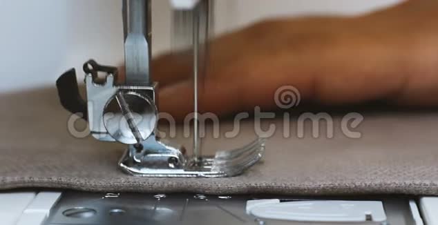 女裁缝工手拿布背在缝纫机后面视频的预览图