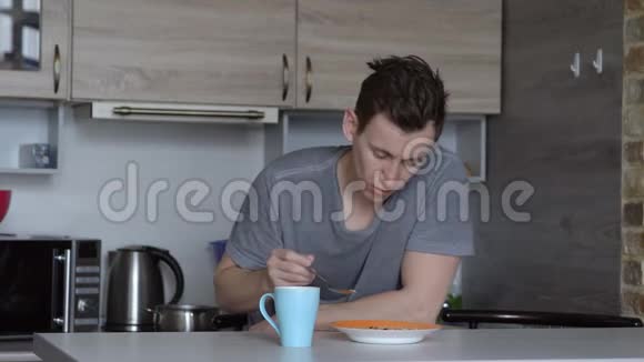 小帅哥在厨房里吃麦片粥视频的预览图