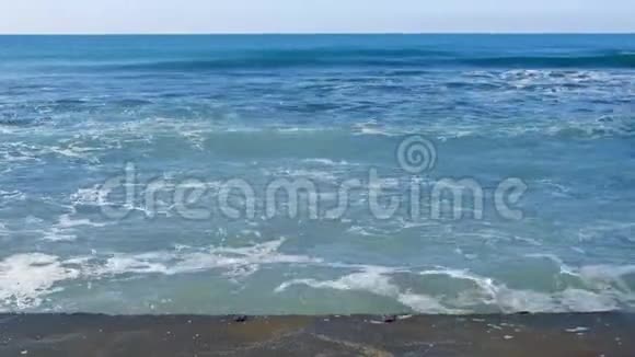 暴风雨的海浪在海滨的防波堤上溅起水花暴风雨的海浪拍打着视频的预览图