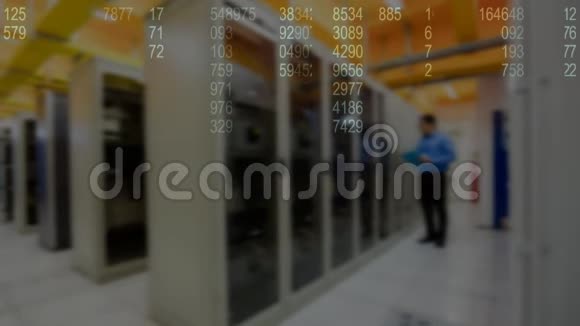 在服务器机房工作的人编码视频的预览图