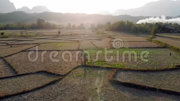 老挝王维能农田和岩层的鸟瞰图万维昂是探险的热门目的地视频的预览图