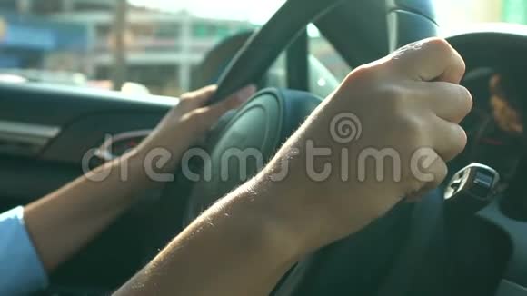 女驾驶黑色方向盘开车上班交通规则和安全视频的预览图