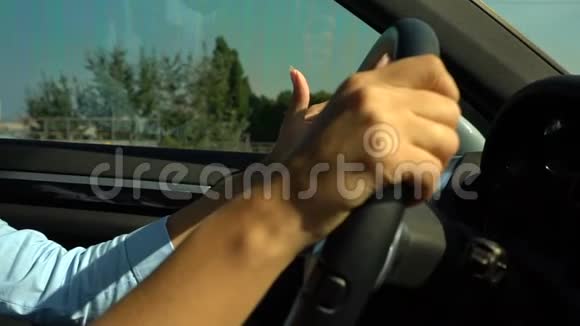 女性手握方向盘女性等待驾驶教练考试视频的预览图