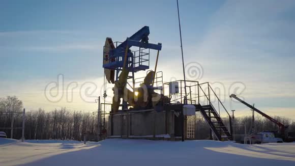 采油厂在冬季从地下开采石油大型工业设备视频的预览图