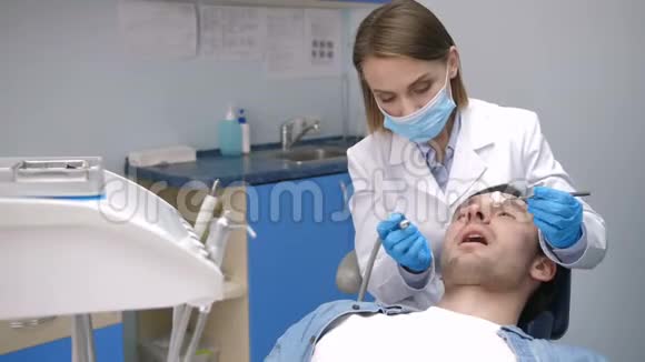 女性牙医进行蛀牙治疗视频的预览图