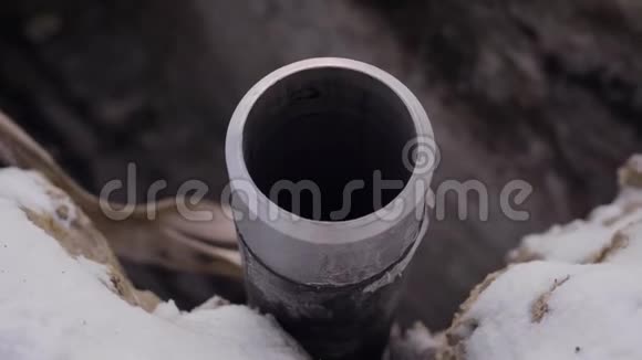 大型工业设备用钢管固定在室外的冰冻地面上摄像机在移动视频的预览图