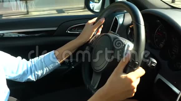 女司机手持黑色方向盘女商人开车视频的预览图