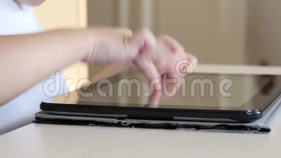 孩子手指特写触摸平板电脑的触摸屏2视频的预览图