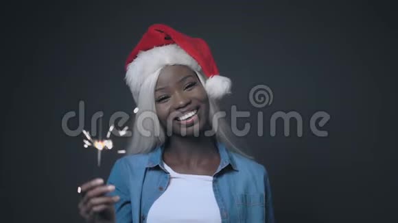 美国黑人妇女留白发圣诞快乐视频的预览图