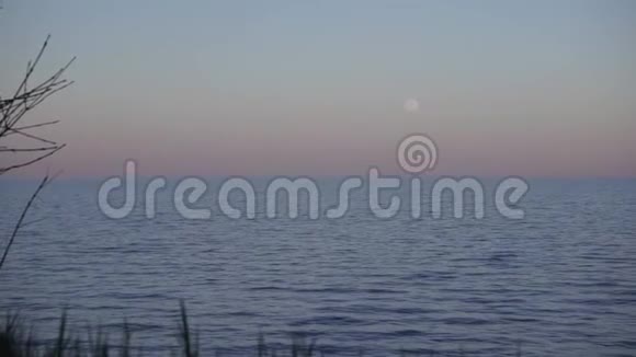 地平线和月亮黄昏的景色心情和灵感视频的预览图