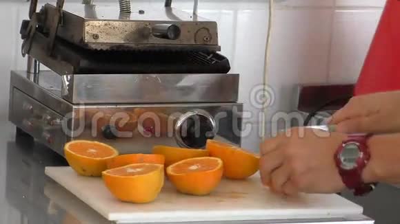 烹饪或酒吧招待切橙汁视频的预览图