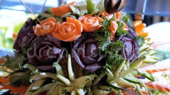 在埃及自助餐会上以鲜花的形式供应蔬菜视频的预览图