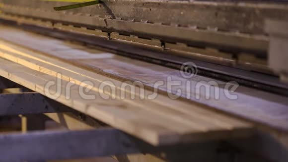 一家家具厂生产过程中木工机械机构关闭家具厂的工作流程视频的预览图