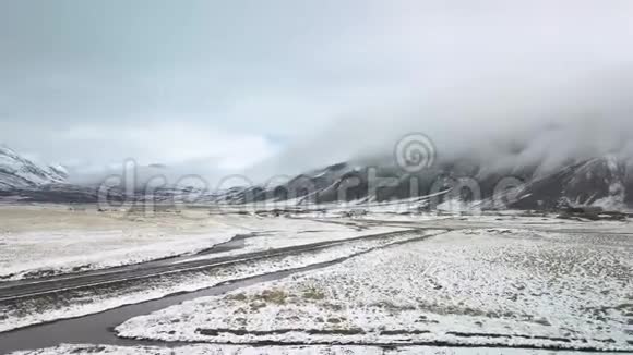 景观空中镜头雪覆盖农田视频的预览图