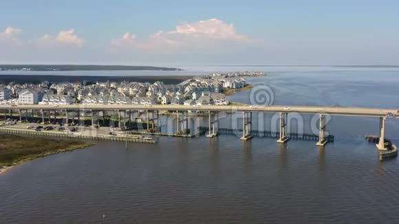 鸟瞰桥城市码头和海洋4k视频的预览图