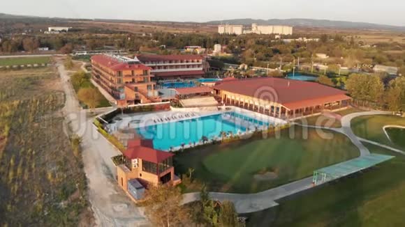 带蓝水游泳池和佐治亚州高尔夫球场的酒店视频的预览图