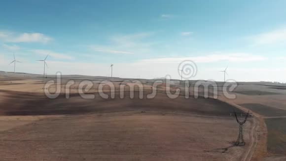 沙漠白电池中的风力发电站视频的预览图