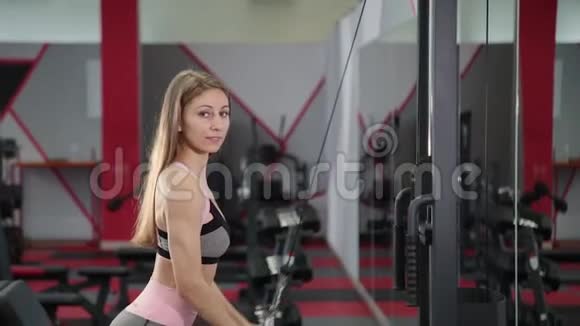 这个女孩在一个方块模拟器中为三头肌伸展手臂视频的预览图